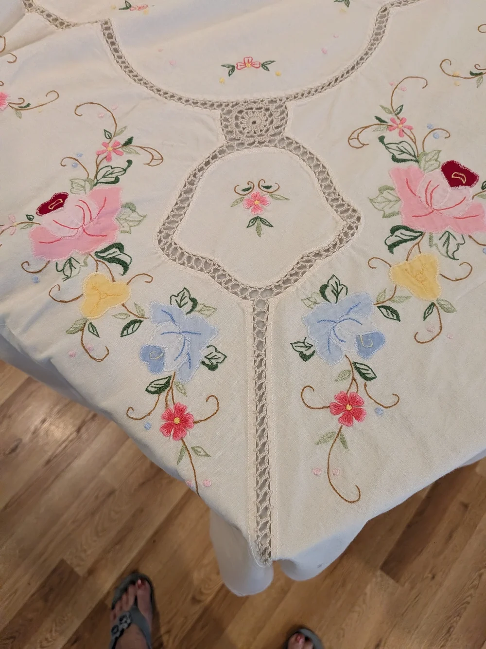 Vintage 1939-40s Handmade Embroidered Linen Fabric (Cotton?)Crocheted Lace